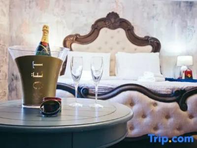 Plaza Marchi Old Town - Mag Quaint & Elegant Boutiques - 200