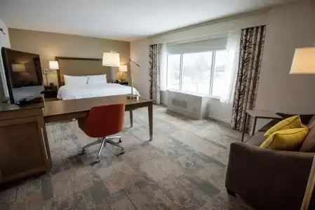 Hampton Inn and Suites Manchester - 37