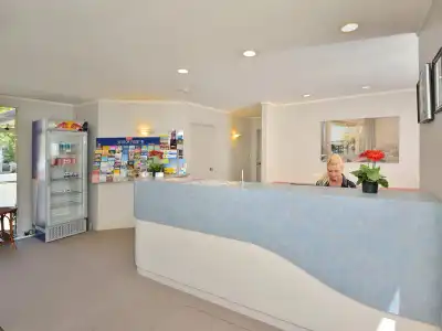 Shoreline Motel - 2