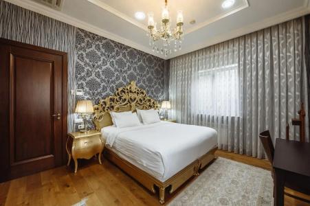 Monday Royal Apart - 215