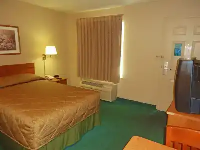 Suburban Studios Winston Salem-University Parkway - 2