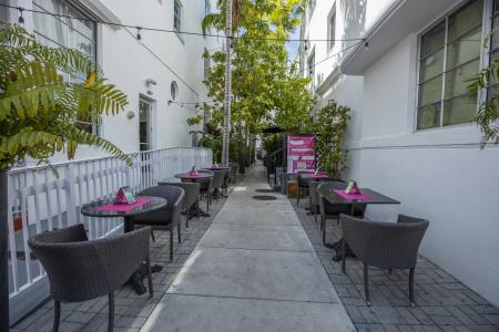 Posh South Beach Hostel - 26