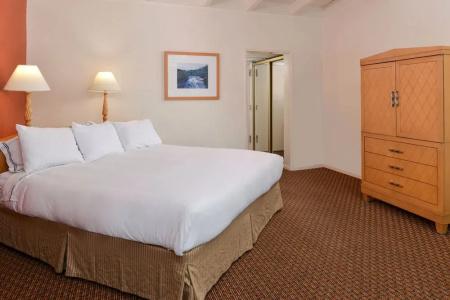 Red Lion Woodlake & Conference Center - 5
