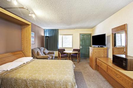 Super 8 by Wyndham Long Beach - 13