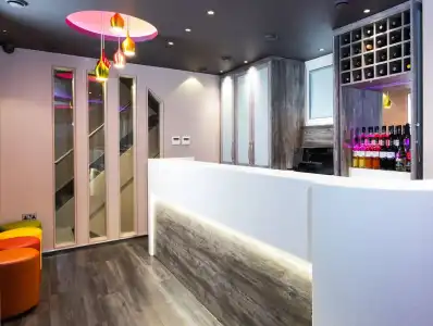 London Court - 12