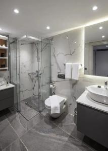Valente Suites & - 12
