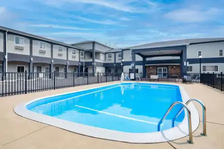 Days Inn & Suites by Wyndham Niagara Falls/Buffalo - 12