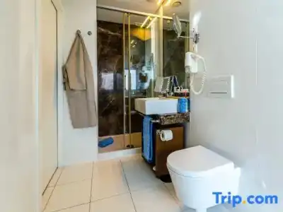 The 7, Suites, Studios & Apartments - 96