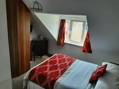 Sportsview Guest House - 81