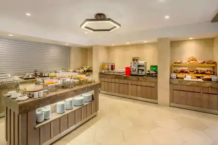 Ramada by Wyndham Old City - 12
