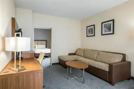 Quality Suites Lansing West - 63