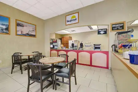 Days Inn & Suites by Wyndham Niagara Falls/Buffalo - 15