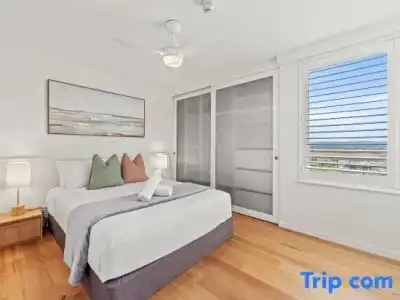 Burleigh Beach Tower - 175