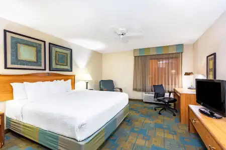 La Quinta Inn & Suites by Wyndham El Paso East - 18