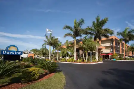 Days Inn by Wyndham Sarasota Bay - 13