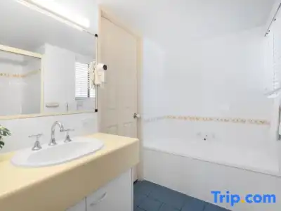 Alexander Beachfront Apartments - 29