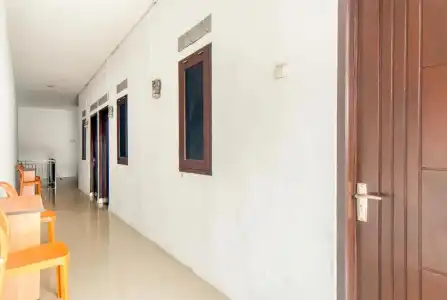 RedDoorz near Graha Cijantung Mall - 12