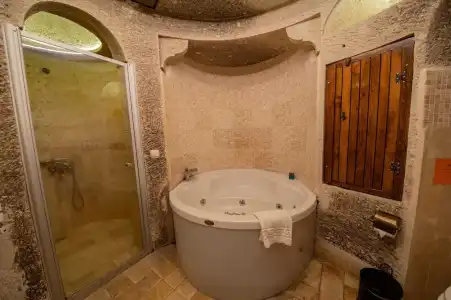 Safran Cave - 150
