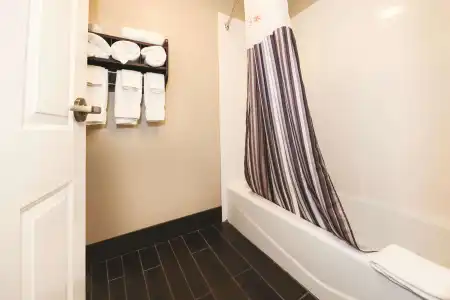 La Quinta Inn by Wyndham Sandusky near Cedar Point - 8
