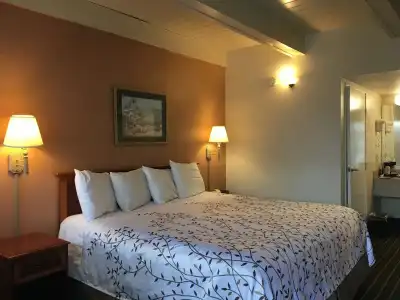 Van Ness Inn - 5