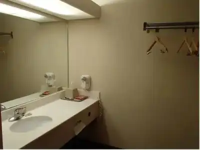 Nola Inn & Suites - 8