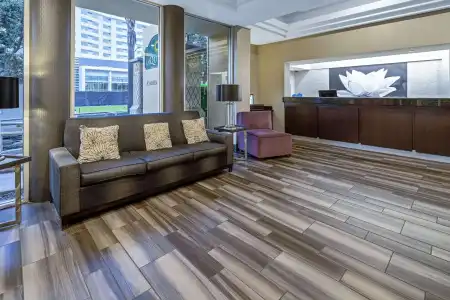 La Quinta Inn & Suites by Wyndham Anaheim - 7