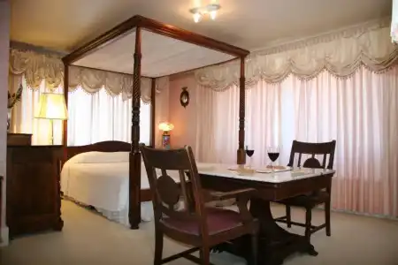 Martine Inn - 91