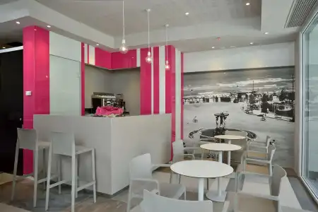 Embassy & Spa - 29