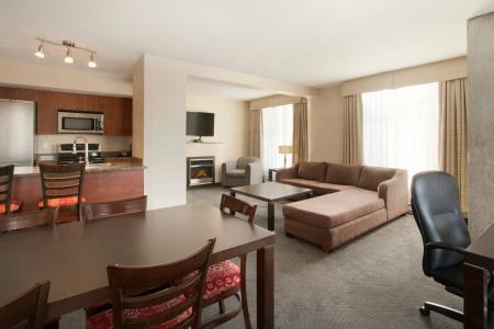 Embassy Suites Montréal by Hilton - 4