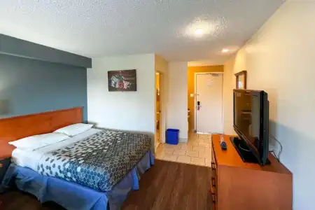 Econo Lodge Motel Village - 51