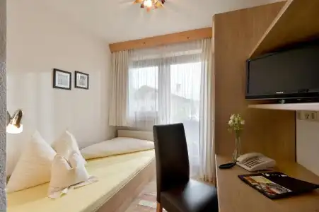 Theresia Garni - 25