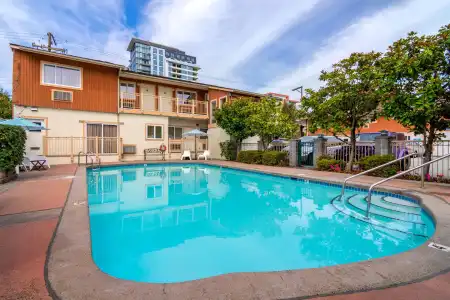Econo Lodge Inn & Suites - 13