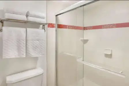 Best Western Plus Raffles Inn & Suites - 7