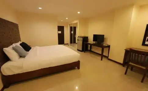 The Royal Bee Apart - 4