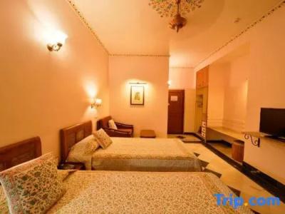Arya Niwas - 175