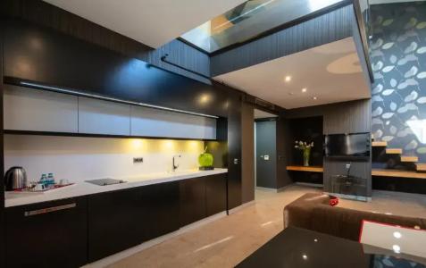 Vernazza Suites - 102