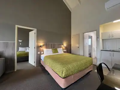 Airport Manor Inn - 1