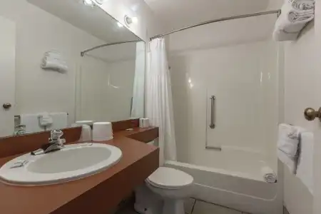 Cozy Cove Beachfront Resort Inn - 8