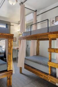 Gardner & Hostel - 86