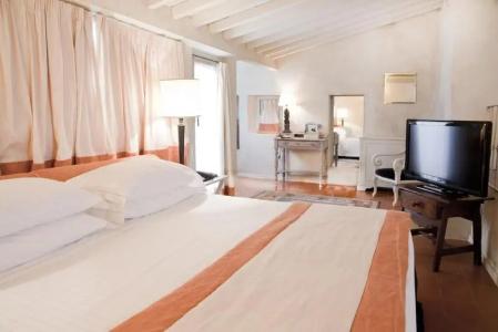 J and J Historic House - 25