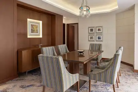 Ramses Hilton - 18