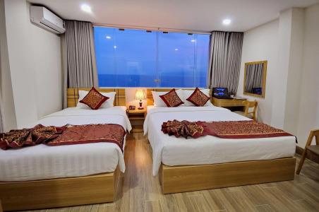 May Ngu Sac - Iridescent Clouds - 17