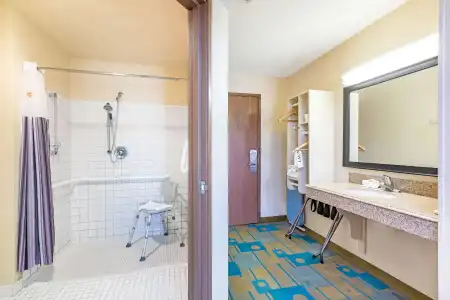 La Quinta Inn & Suites by Wyndham El Paso East - 8