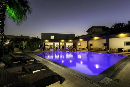 Hillside Studios & Apartments - 16