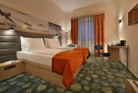 Ramada by Wyndham Airport - 4