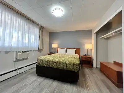 Econo Lodge Motel Village - 5