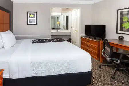 La Quinta Inn by Wyndham Laredo I-35 - 4