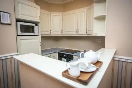 Queen's Court & Residence - 180