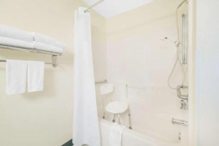 Days Inn & Suites by Wyndham Fargo 19th Ave/Airport Dome - 22