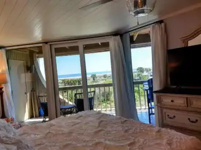Hibiscus Oceanfront Resort - 48